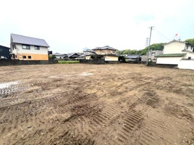 ●車の通りも少ない閑静な住宅地でのびのび子育て
●松江小学校まで徒歩1300ｍ、河西中学校まで900ｍ
●閑静な住宅地で小さなお子様がいるご家族にも