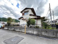 ●閑静な住宅街の角地で好立地です。
●広いお庭で家庭菜園も可能です。
●コーナンまで車で5分と便利です。
●リフォームのお見積りは無料です。