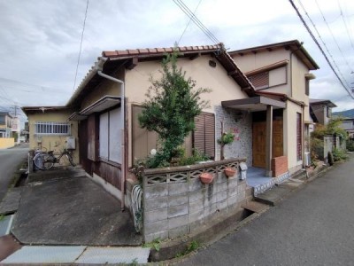 ●リフォーム物件にもおススメ
●角地の為日当たり良好
●住所：和歌山市小倉36-142
●建築条件無し土地


