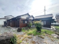 ●土地面積923平米(約279坪)の広々敷地。
●車4台分の駐車スペースあり。
●伊勢神宮(外宮)まで車で約18分。
●明星小学校まで徒歩3分で安心。