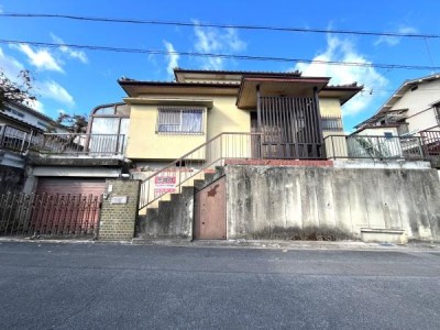 ●閑静な住宅街です。
●広々お庭で家庭菜園も可能です。
●乗用車駐車可。