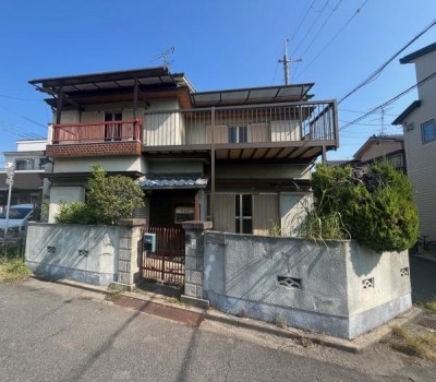 ☆閑静な住宅街でお子様にも安心
☆建て替え用地としてもピッタリ
☆土手を上がると散歩もできます。
