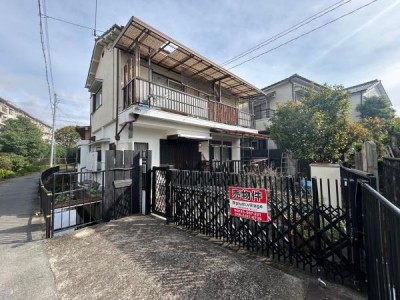 京都市伏見区・南区・東山区・下京区・右京区を中心とする不動産売買のセンチュリー21ハウスマーケット｜スタッフのオススメ物件や、オープンハウス・現地説明会など最新情報をお届け ●阪急総持寺駅徒歩約7分●リフォーム歴有り(平成28年:フローリング張替、天井・壁クロス張替、キッチン・洗面台入替え、窓、玄関ドア交換　令和6年：トイレ入替え)