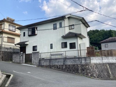 京都市伏見区・南区・東山区・下京区・右京区を中心とする不動産売買のセンチュリー21ハウスマーケット｜スタッフのオススメ物件や、オープンハウス・現地説明会など最新情報をお届け ●令和7年11月リフォーム済み(1階フローリング、天井・壁クロス、洗面所・トイレCF張替、畳表替え、リビングドア交換、ベランダ防水)●ドッグラン可●車庫2台以上