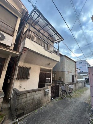 京都市伏見区・南区・東山区・下京区・右京区を中心とする不動産売買のセンチュリー21ハウスマーケット｜スタッフのオススメ物件や、オープンハウス・現地説明会など最新情報をお届け ●4DK●本下水●収益物件にもオススメ●啓明小学校まで徒歩約6分●第九中学校まで約14分