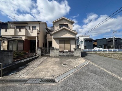 ☆乗用車1台、軽自動車1台駐車可
☆室内綺麗におつかいです
☆家族住まいにピッタリ！！