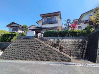 ●高台の為日当たり良し
●ご近所宅(徒歩30秒ほど)に駐車スペース1台あり(賃料、引継ぎ等は相談必須)
●リフォーム物件にもおススメ
●住所:富田林市大字嬉283-9