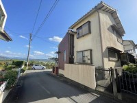 ●修繕などは行わず、古家付き現状有姿です。
●残置物は売主処分
●駐車スペース１台あり
●エコキュート設置（2010年製）