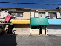 京都市伏見区・南区・東山区・下京区・右京区を中心とする不動産売買のセンチュリー21ハウスマーケット｜スタッフのオススメ物件や、オープンハウス・現地説明会など最新情報をお届け ●7軒長屋のうち2軒分●1軒賃貸中(55000円/月)(年間賃料収入:660000円)●庄内駅まで徒歩約5分●店舗利用に最適